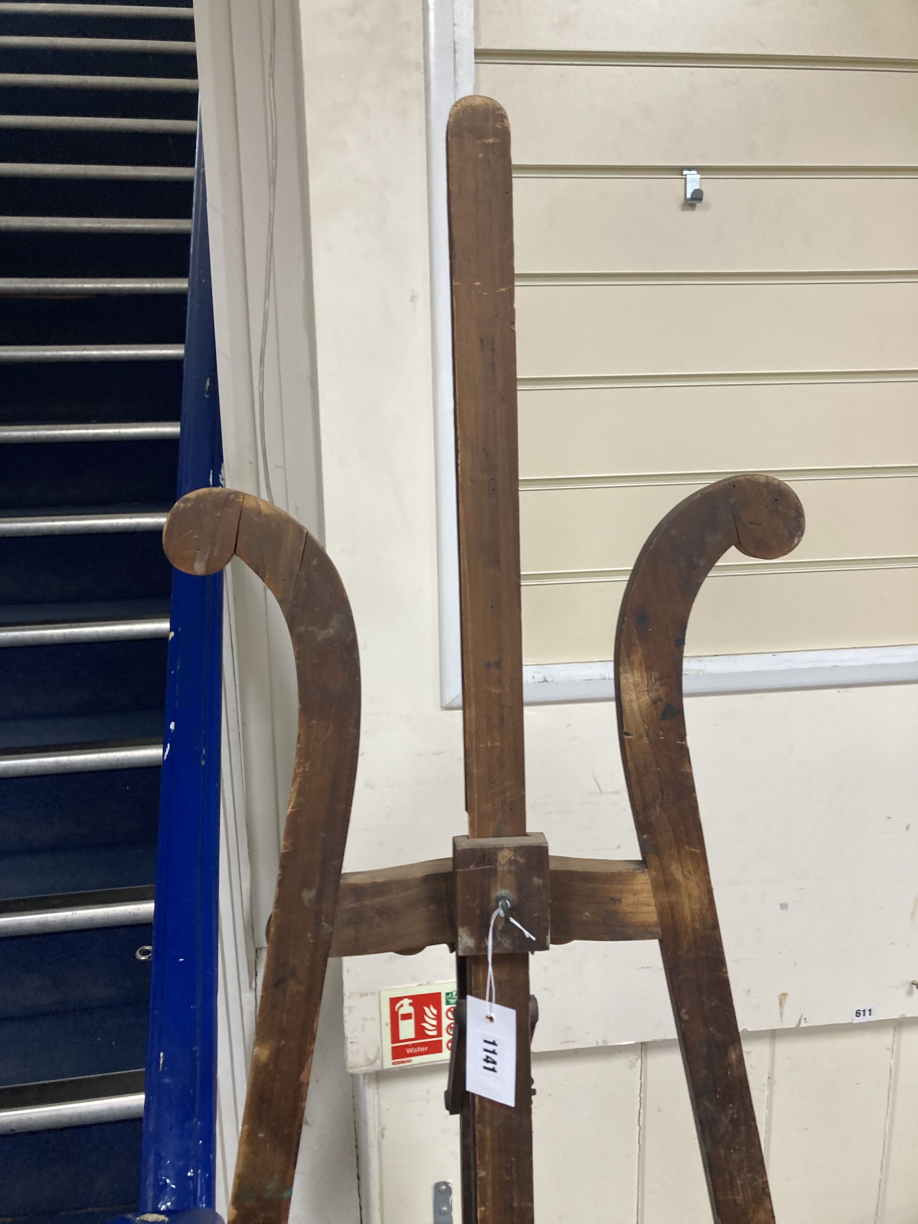 An early 20th century pine artists studio easel, height 180cm